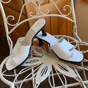 White Mountain white leather heels sz 7.5 EUC